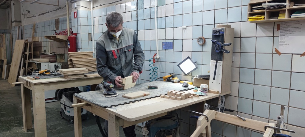 В Великом Новгороде начинающие предприниматели посетили столярную мастерскую Zanoza