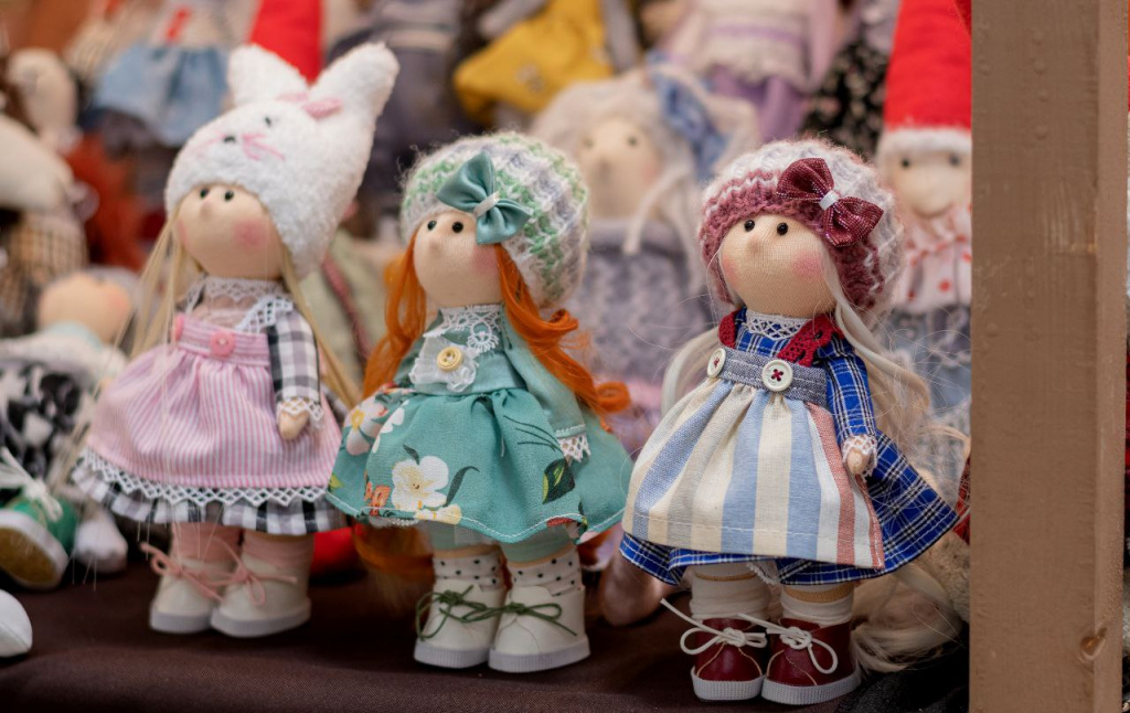 Возраст делу не помеха: как пенсионерка из Мордовии наладила бизнес по пошиву кукол