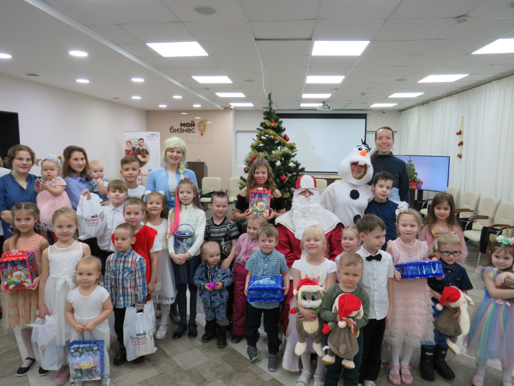 Дед Мороз доставил детям-сиротам подарки от кировских предпринимателей