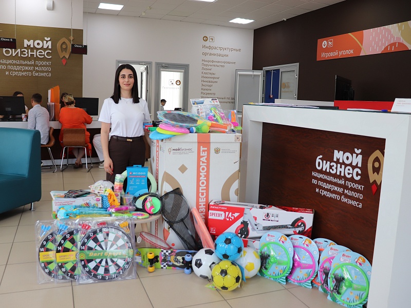 На Дону участники движения #МойбизнесПомогает собрали более 200 детских подарков для подопечных благотворительного фонда