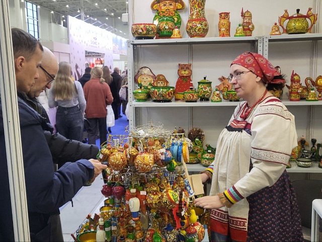Предприниматели сферы креативных индустрий из Курской области представили свою продукцию на выставке «ЛАДЬЯ» в Москве