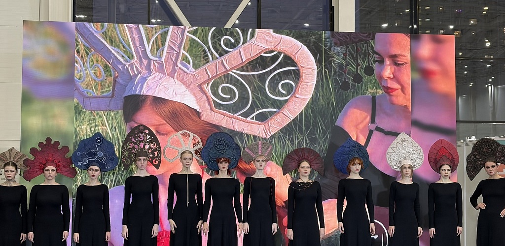 Алтайская мастерица представила коллекцию кокошников на «Ладье Fashion ШОУ»