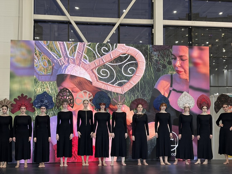 Алтайская мастерица представила коллекцию кокошников на «Ладье Fashion ШОУ»