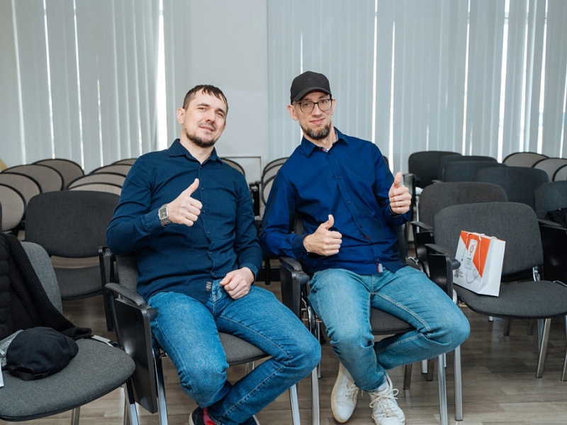 Югорский предприниматель с нарушением слуха получил 200 тыс. рублей на развитие бизнеса по установке дверей