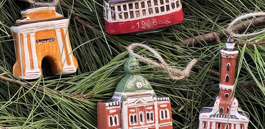 На выставке «Ладья» показали ёлочные игрушки мини- Омска, дизайнерские кокошники и вазы-кораллы