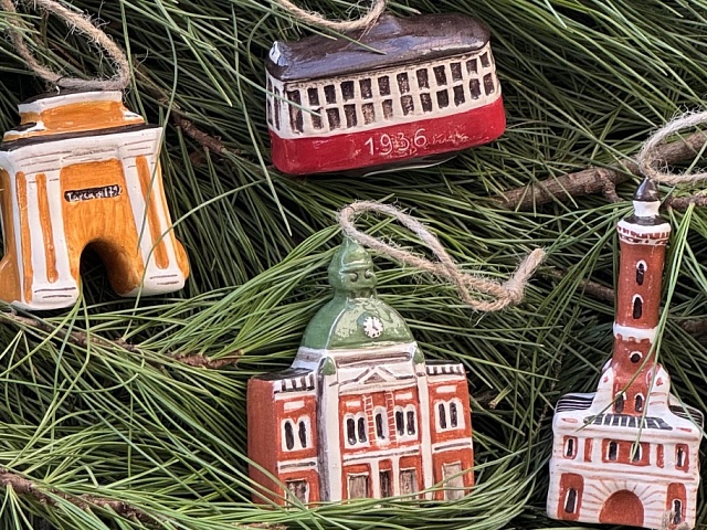 На выставке «Ладья» показали ёлочные игрушки мини- Омска, дизайнерские кокошники и вазы-кораллы